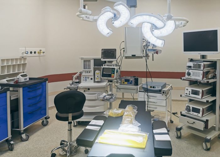 Well-equipped surgical operating room with modern surgical tools and lighting.